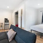 Updated 2Nd-Floor Studio Near Beverly Hills & Pico Blvd Dining