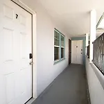 Updated 2Nd-Floor Studio Near Beverly Hills & Pico Blvd Dining