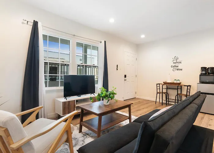 Updated 2Nd-Floor Studio Near Beverly Hills & Pico Blvd Dining
