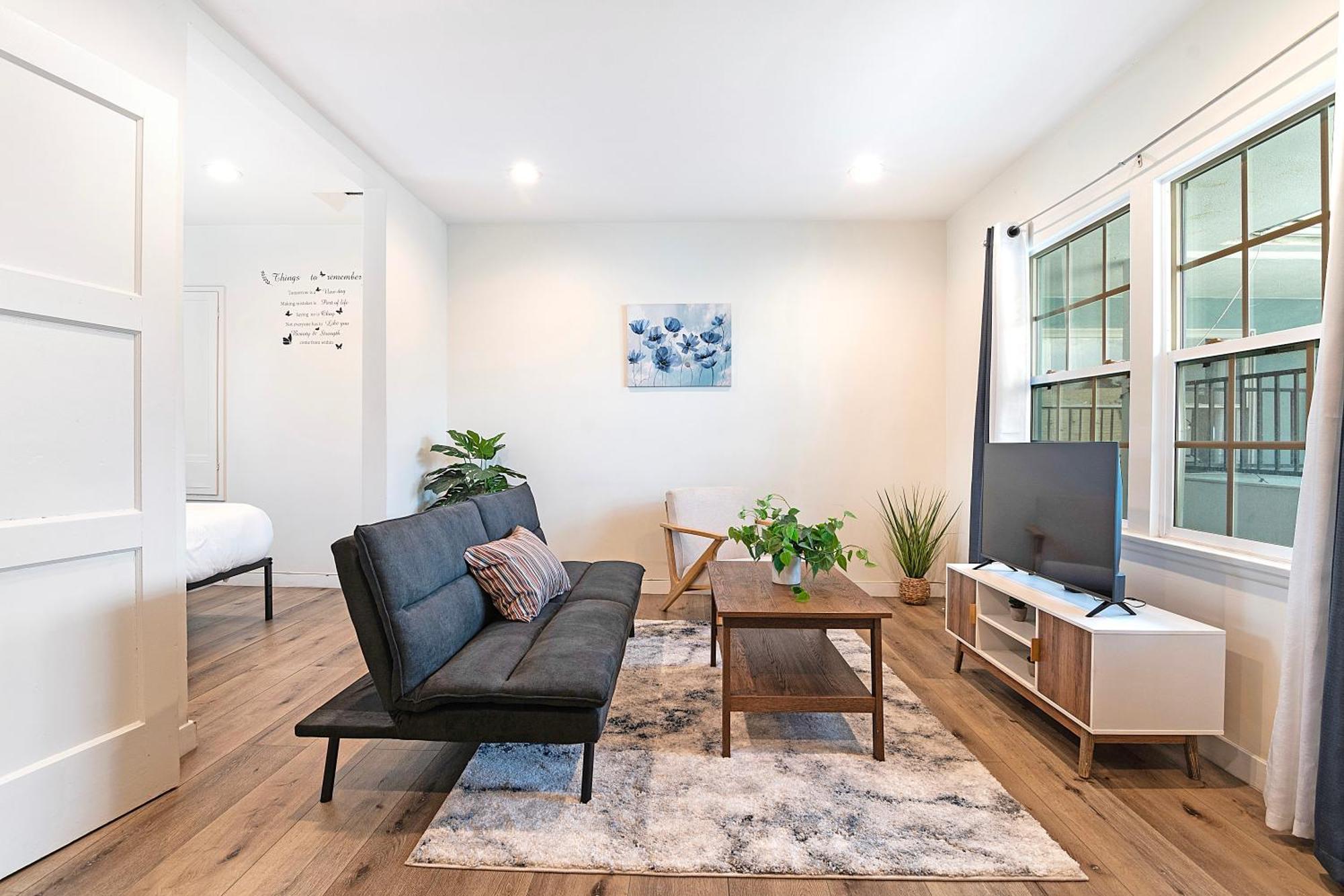 Updated 2nd-floor Near Beverly Hills & Pico Blvd Dining Apartment