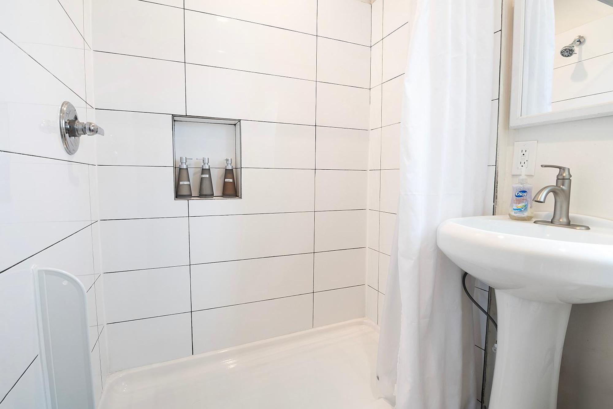 Apartment Updated 2nd-floor Near Beverly Hills & Pico Blvd Dining *