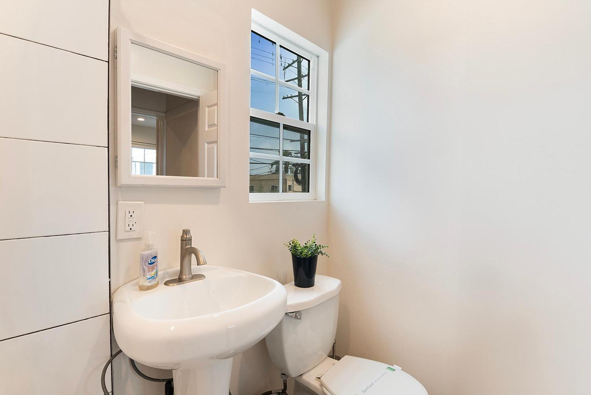 Updated 2nd-floor Near Beverly Hills & Pico Blvd Dining