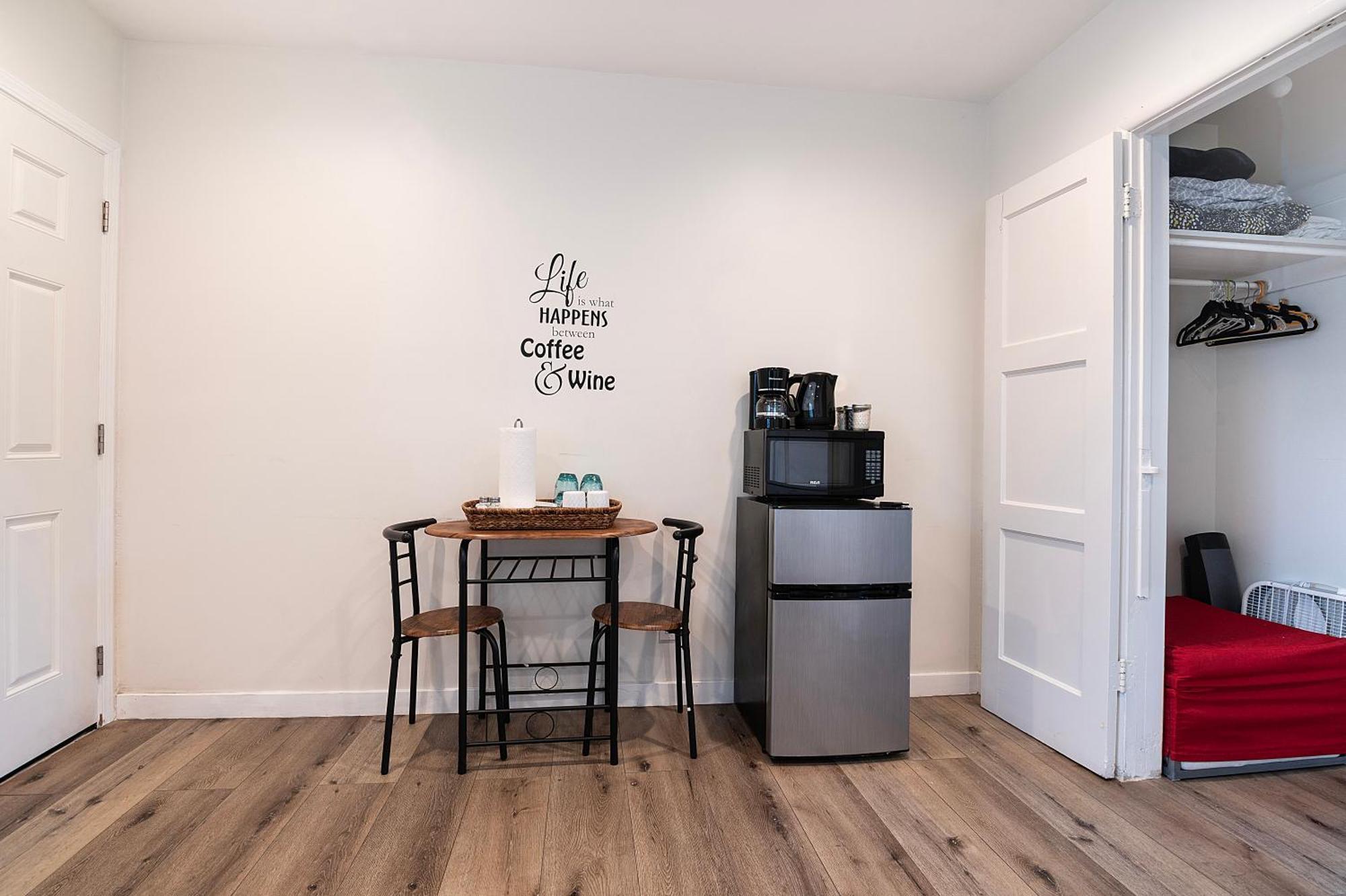 Updated 2nd-floor Near Beverly Hills & Pico Blvd Dining Apartment
