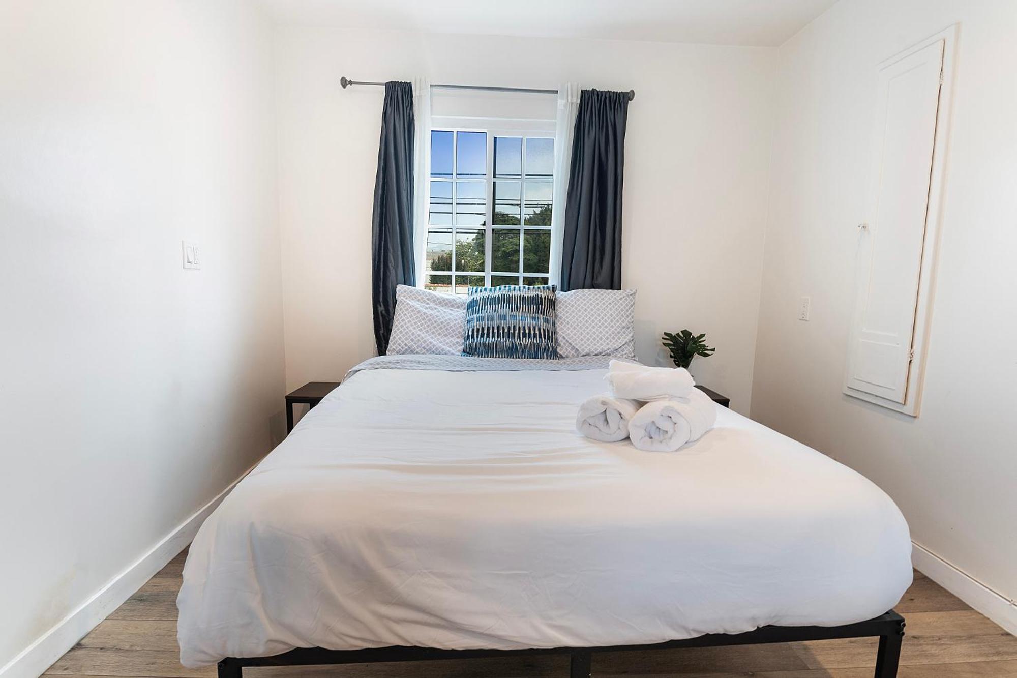 Apartment Updated 2nd-floor Near Beverly Hills & Pico Blvd Dining *