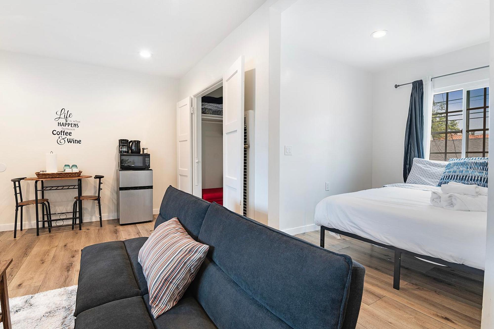 Updated 2nd-floor Near Beverly Hills & Pico Blvd Dining Los Angeles