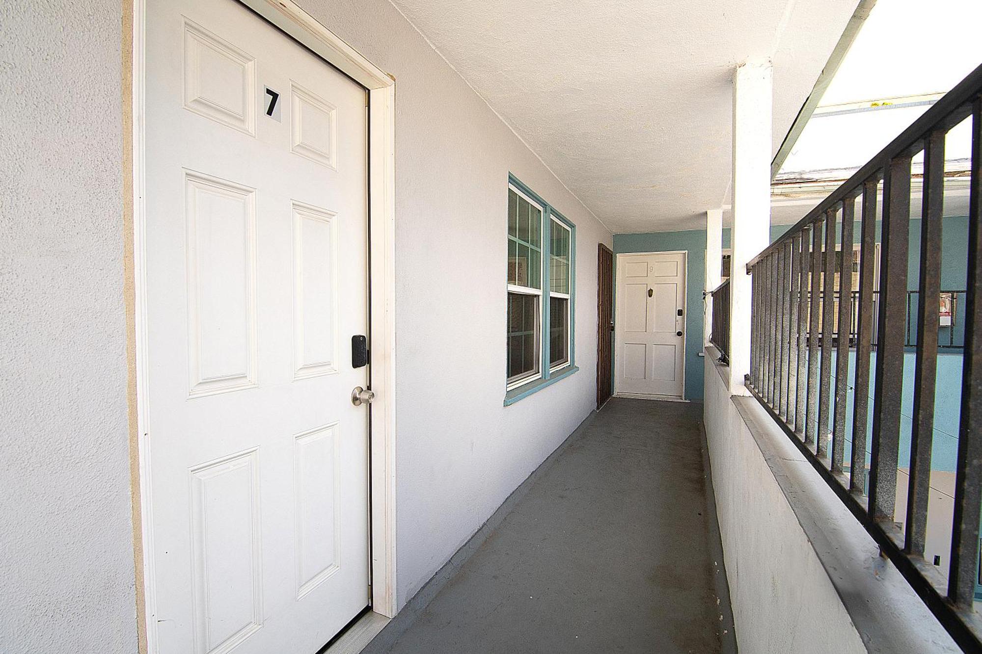 Updated 2nd-floor Near Beverly Hills & Pico Blvd Dining