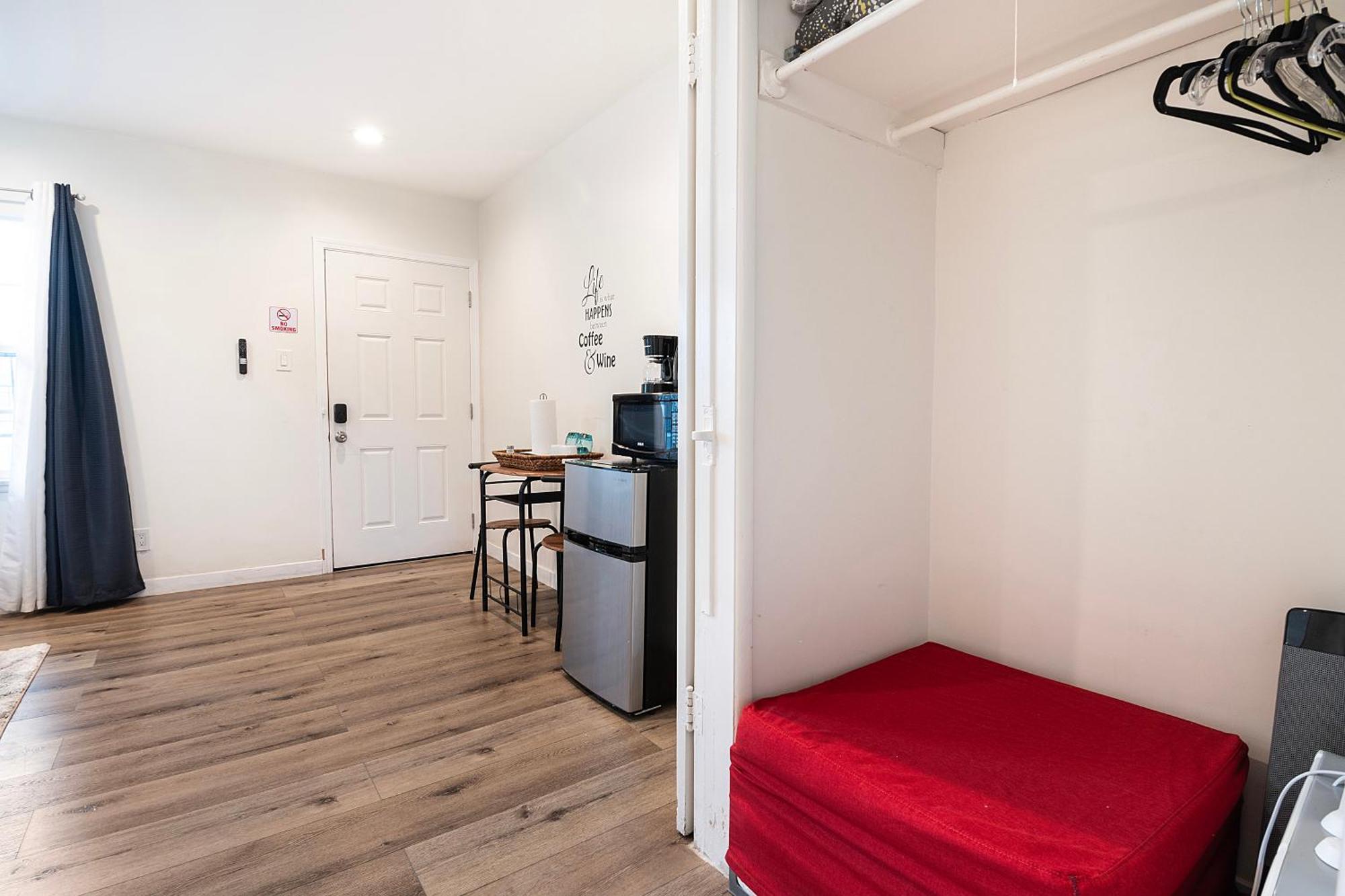 Apartment Updated 2nd-floor Near Beverly Hills & Pico Blvd Dining