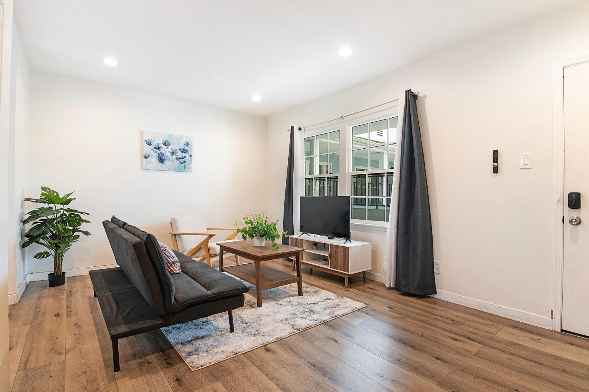 Apartment Updated 2nd-floor Near Beverly Hills & Pico Blvd Dining *