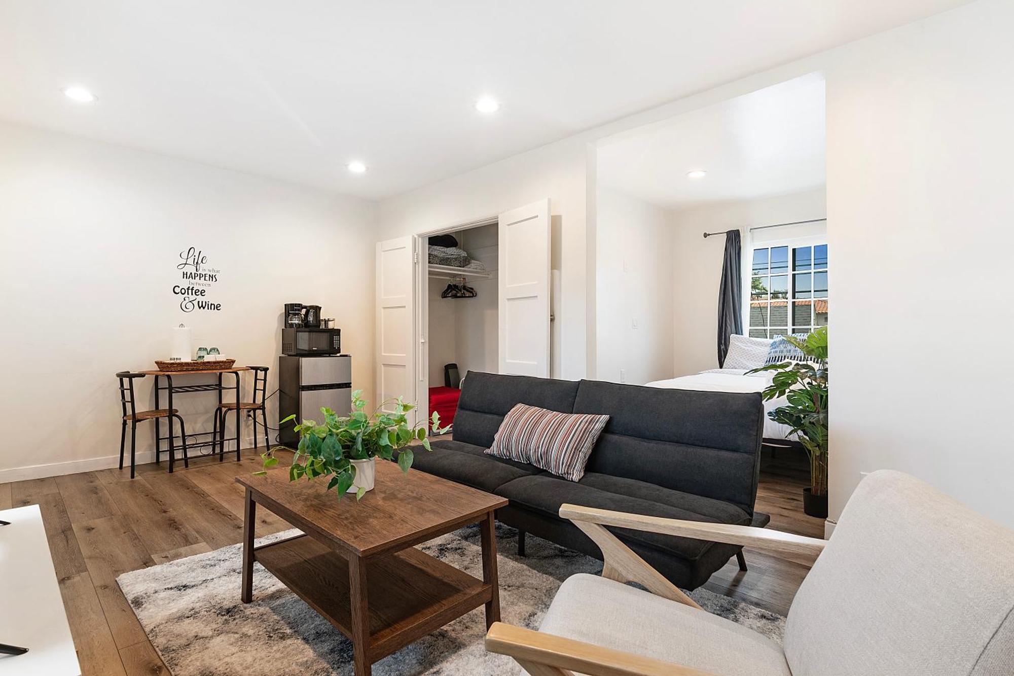 Updated 2nd-floor Near Beverly Hills & Pico Blvd Dining Los Angeles